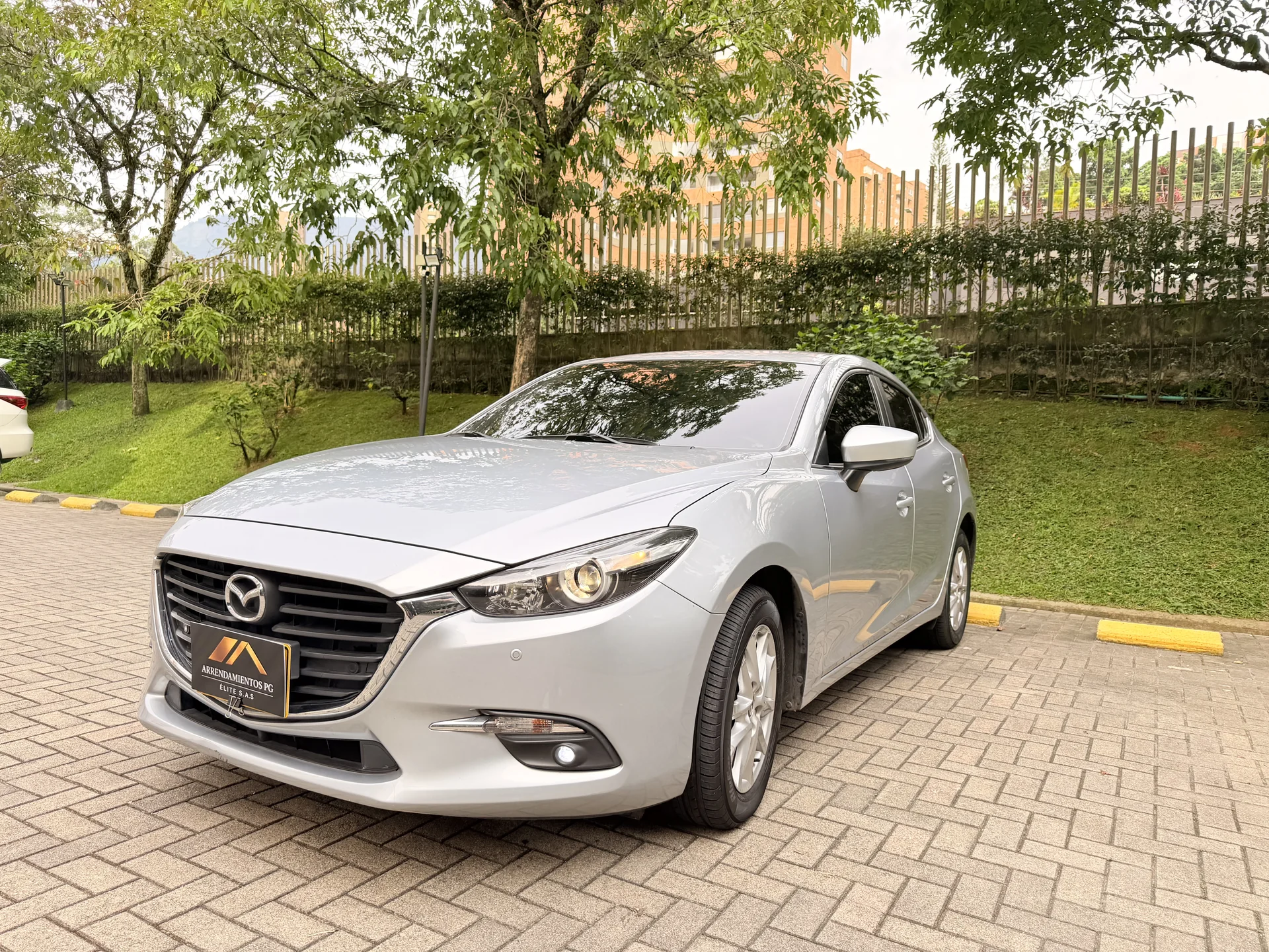 Alquiler Mazda 3 Touring en Medellín