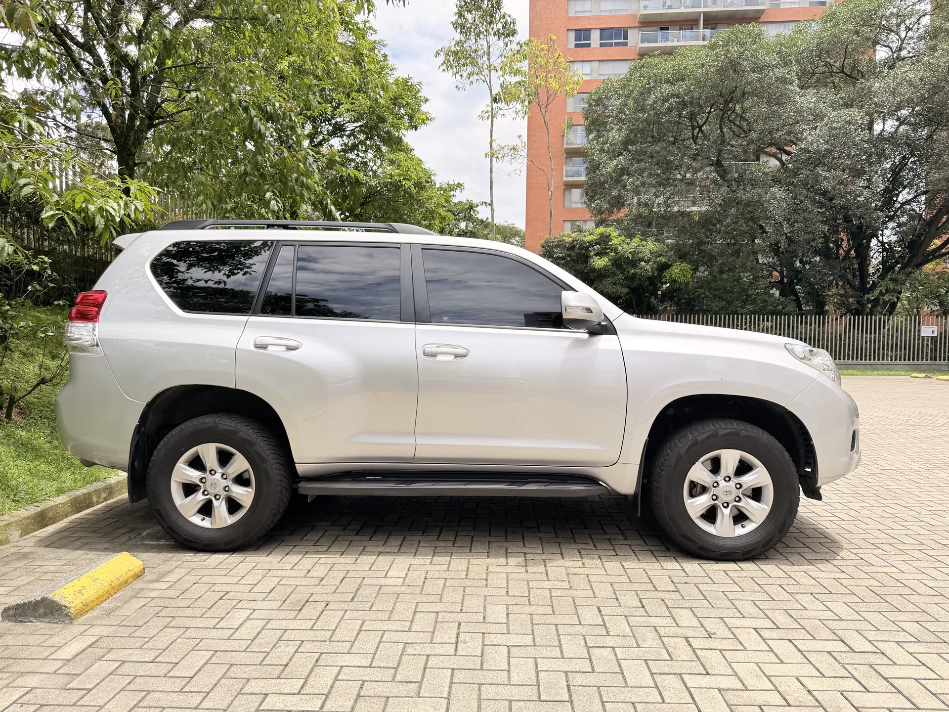 Toyota Land Cruiser Prado TXL foto 2